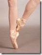 ist1_8687056-ballerina-feet-on-pointe